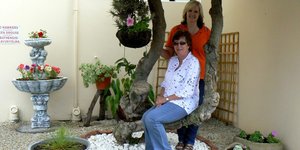 Voor sit Marlene van Rooyen, met Rentia van Jaarsveld agter by die pragtige spesiale hoekie wat hulle geskep het